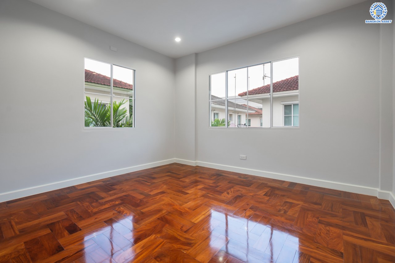 บ้านมือสองตกแต่งใหม่ ม.นันทวัน พระราม5 ตกแต่งหรูหรา หลังใหญ่กว่า 64 ตร.ว. ฟังก์ชันจัดเต็ม 3 ห้องนอน 3 ห้องน้ำ 1 ห้องอเนกประสงค์ จอดรถได้ 2 คัน พร้อม Living Room รองรับทุกความสุข ทำเลเดินทางสะดวก ใกล้ทางด่วน "กาญจนาภิเษก" และรถไฟฟ้าสายสีม่วง "สถานีบางรักใหญ่"